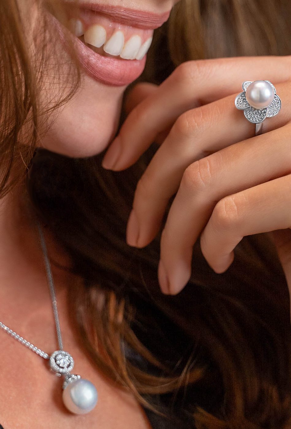 Pearl and diamonds pendant