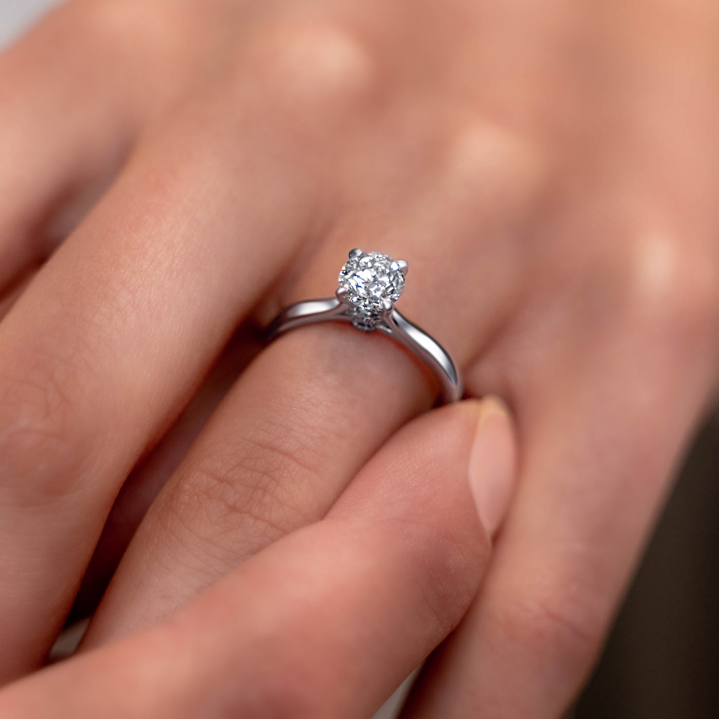 Round diamond engagement ring