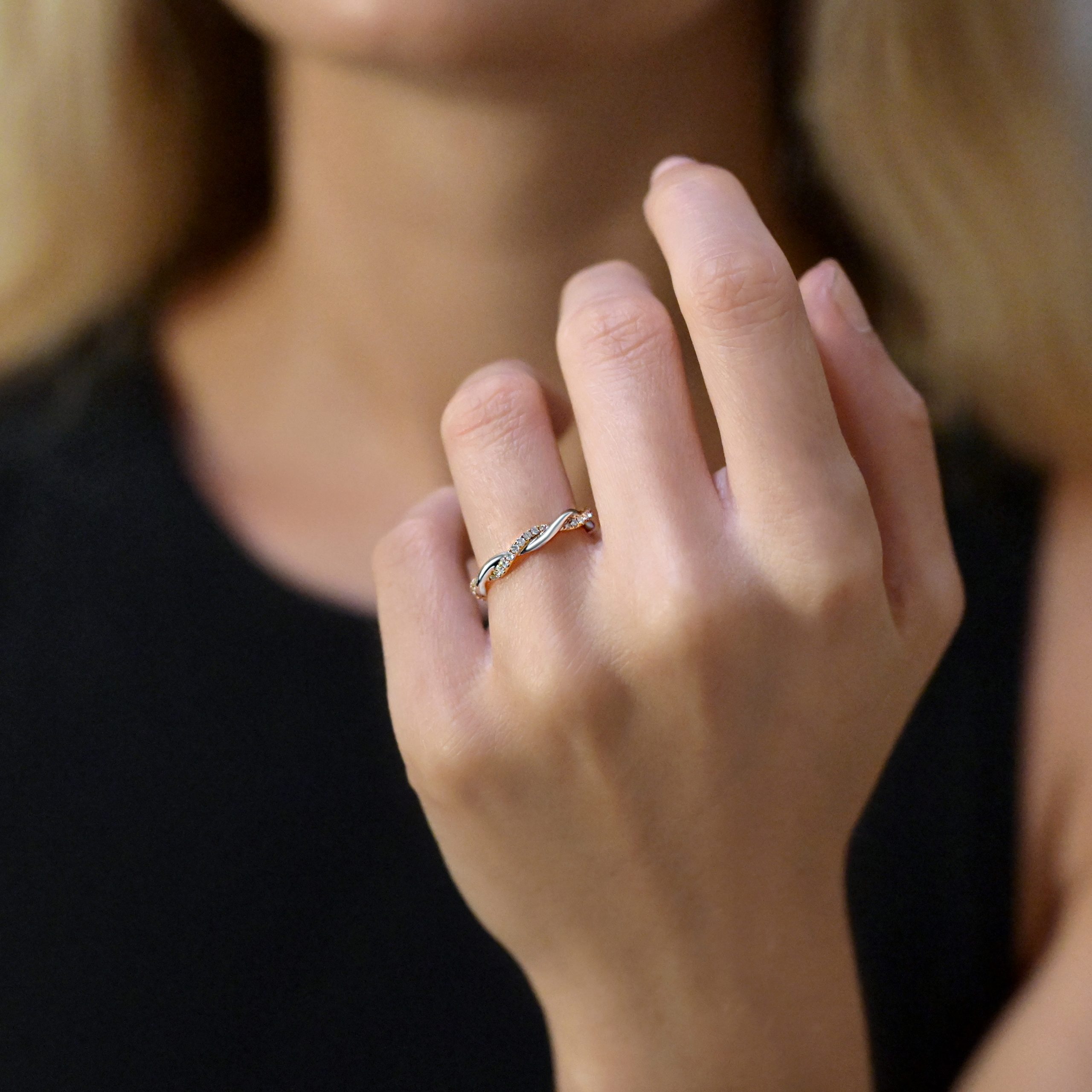 Diamond eternity ring with a continuous line of diamonds in 18kt white gold.